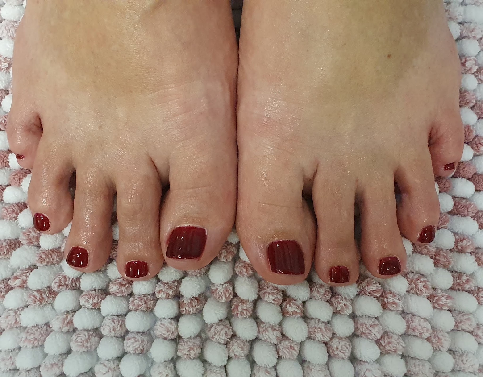 Afgewerkte pedicure met donkerrode gellak