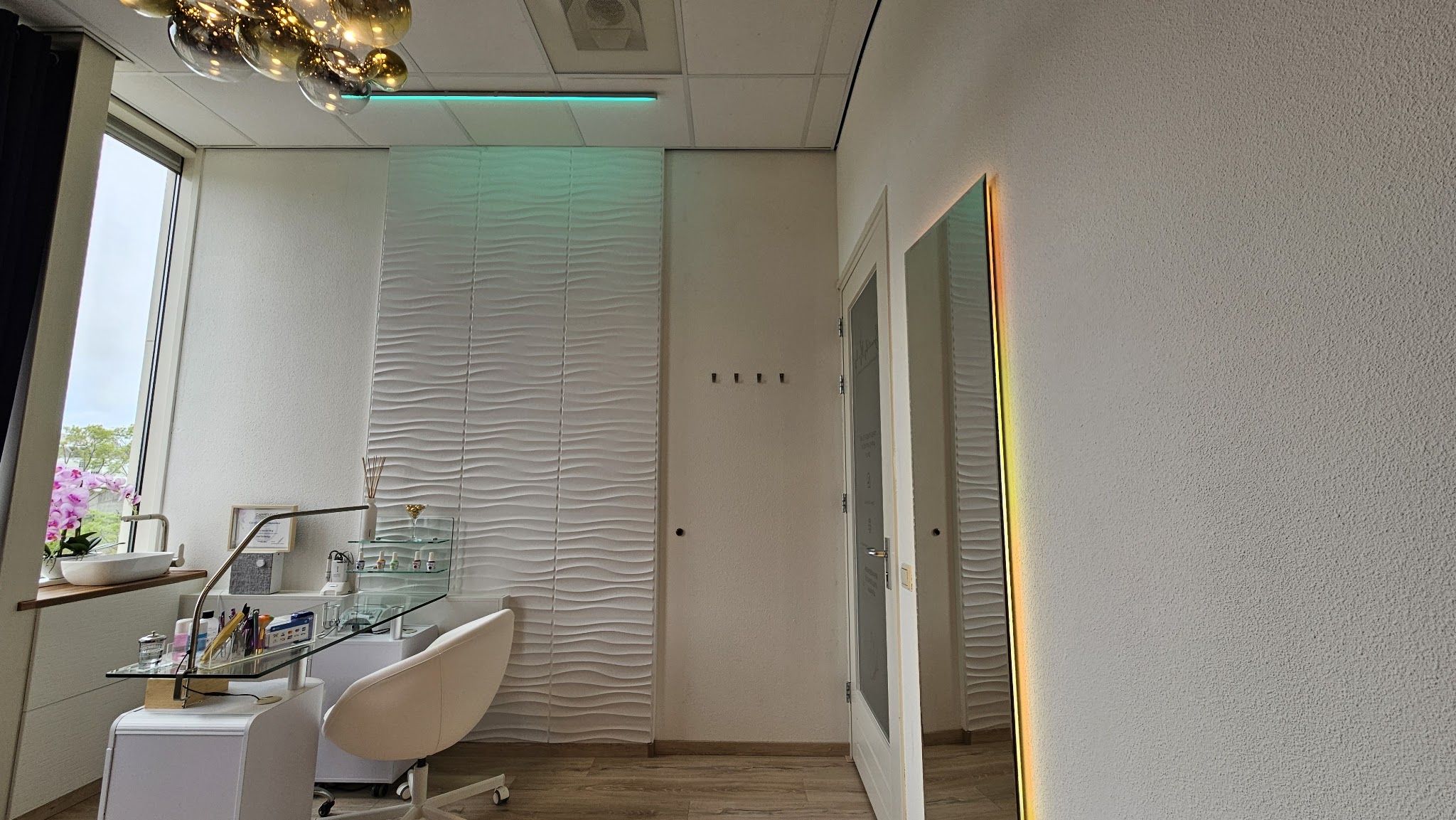 De nagelkamer van Beautify Me by B, met witte werkplek en orchidee