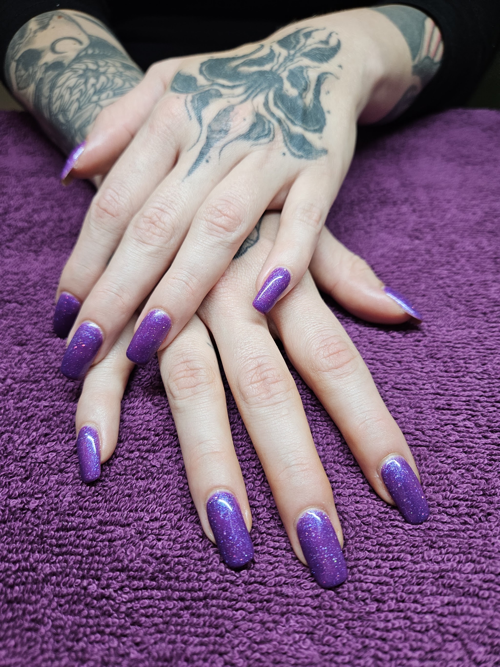 Paarse glitter gellak, gezet bij Beautify Me by B