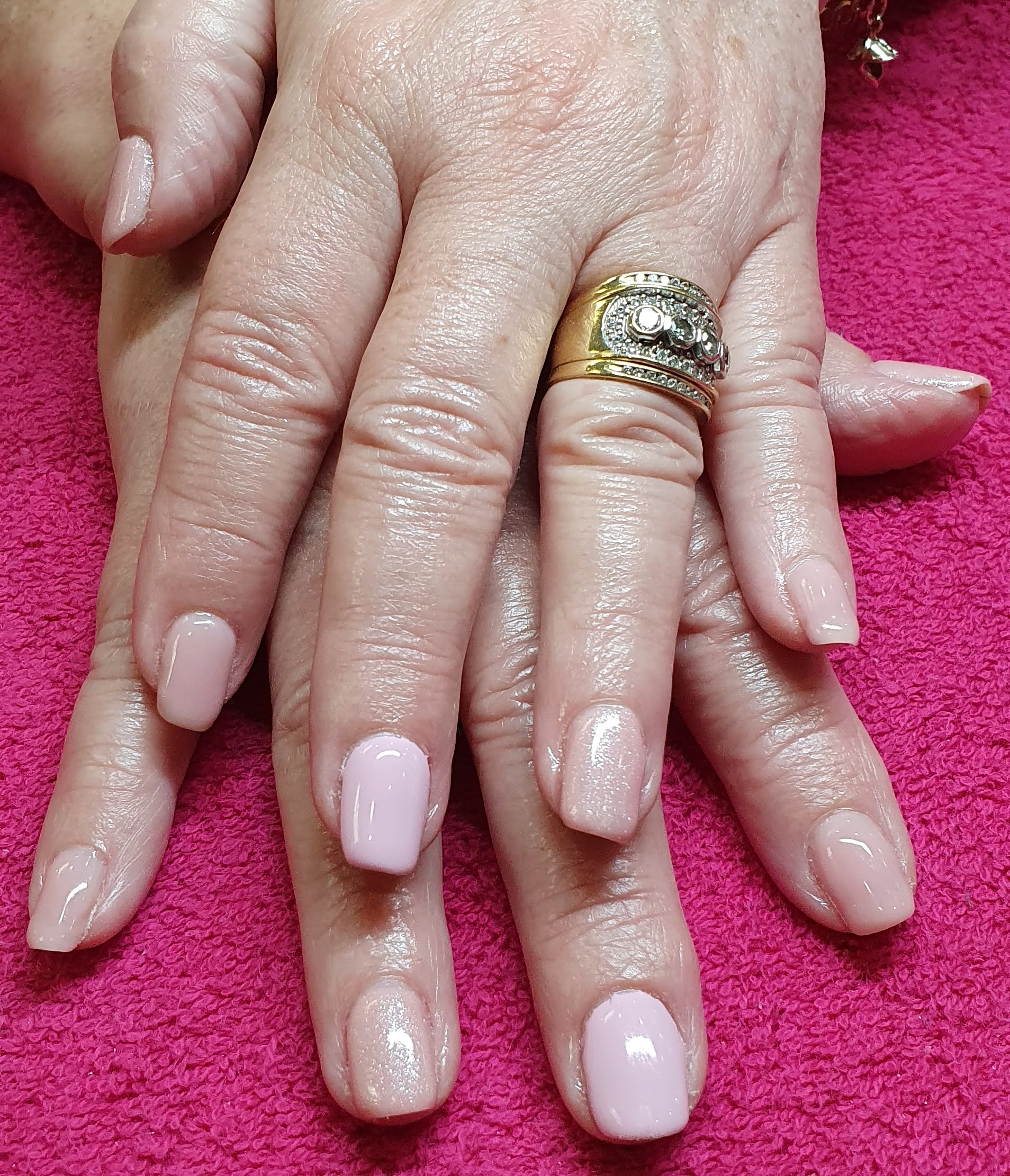Zacht roze gellak, gezet bij Beautify Me by B