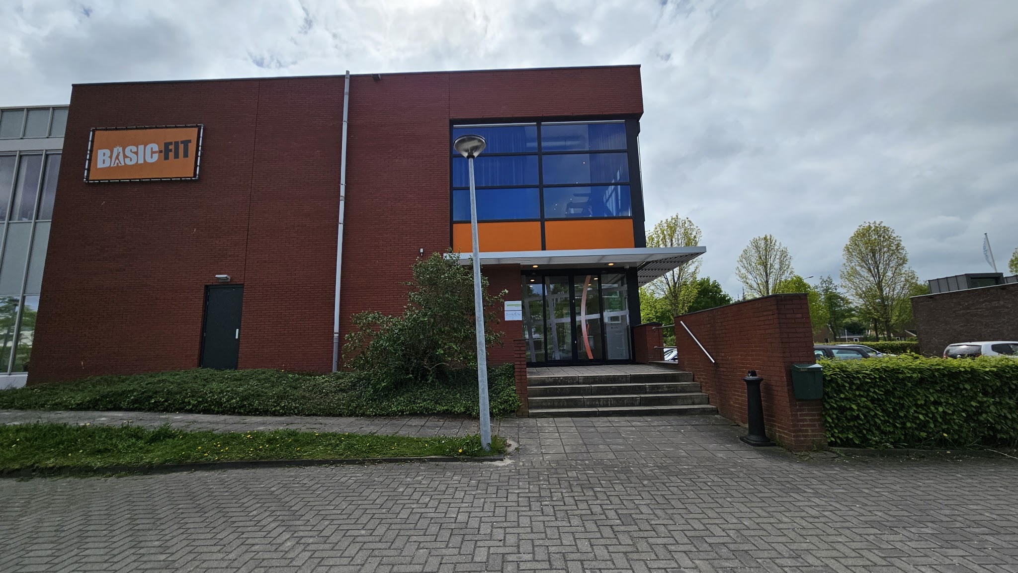 Het pand aan de Duymaer van Twistweg in Hoogeveen, met de ingang naast de parkeerplaats